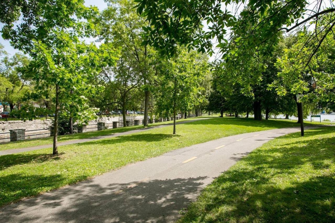 Free Parking In Beautiful Lachine Montreal Exterior foto